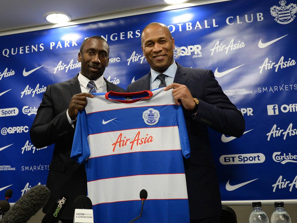 Jimmy Floyd Hasselbaink (l.) wordt gepresenteerd bij QPR als nieuwe trainer. Les Ferdinand overhandigt een shirt van Queens Park Rangers (07-12-2015) Jimmy Floyd Hasselbaink (l.) wordt gepresenteerd bij QPR als nieuwe trainer. Les Ferdinand overhandigt een shirt van Queens Park Rangers (07-12-2015)