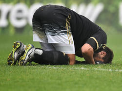 Sami Khedira gaat tijdens de wedstrijd Chievo Verona - Juventus met pijn naar de grond en zal moeten worden gewisseld. (31-01-2016)