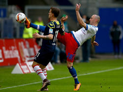 Josip Drmic und Simon Zoller kämpfen verbissen um den Ball