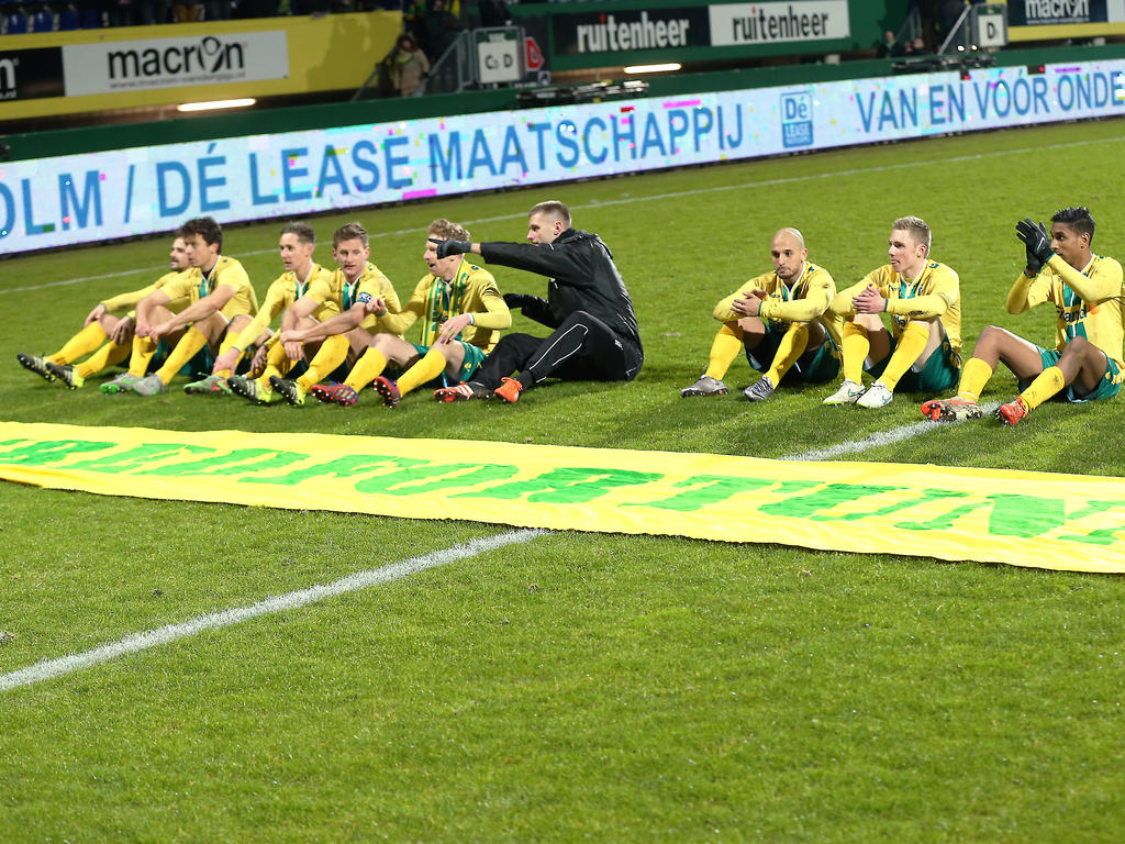 De spelers van Fortuna Sittard vieren de overwinning tegen FC Oss met de supporters. (26-02-2016) De spelers van Fortuna Sittard vieren de overwinning tegen FC Oss met de supporters. (26-02-2016)
