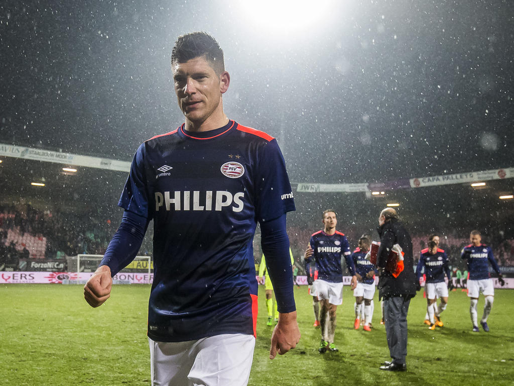 Stijn Schaars verlaat het speelveld na afloop van het competitieduel NEC Nijmegen - PSV (14-02-2016).