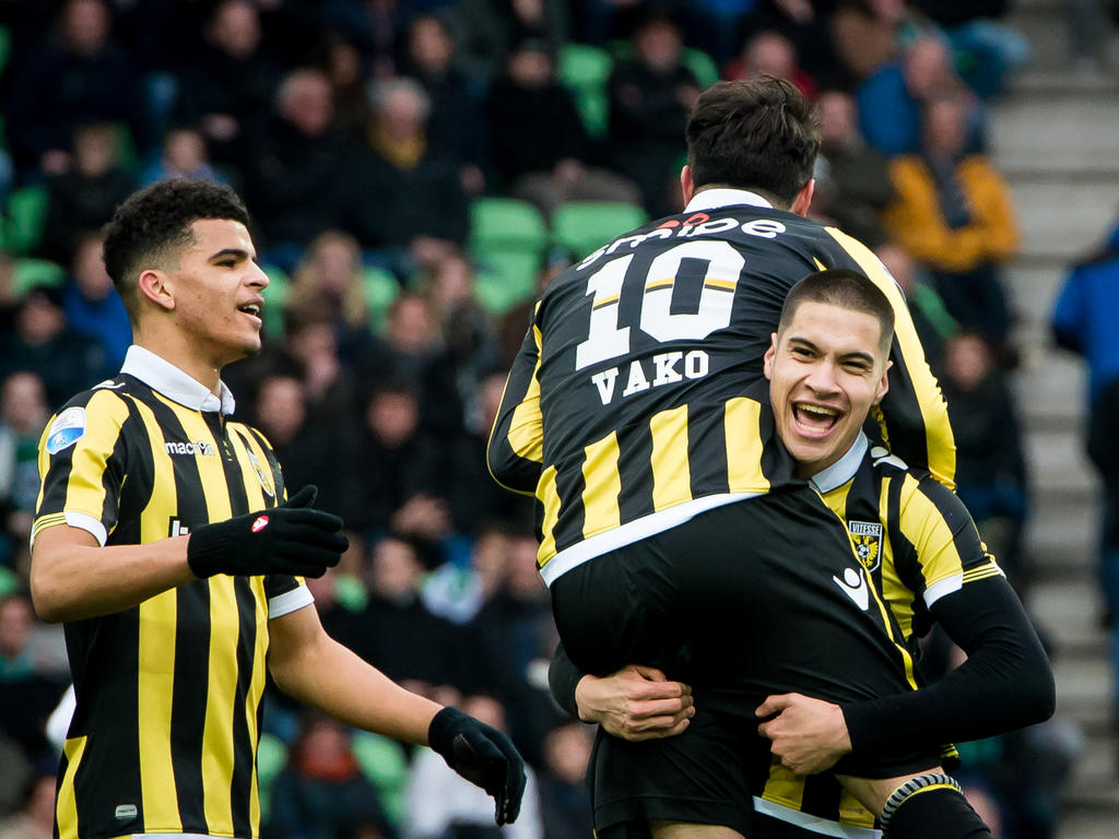 Valeri Qazaishvili (#10) krijgt na het scoren van de 0-2 tijdens het competitieduel met FC Groningen de felicitaties van zijn ploeggenoten (20-03-2016).