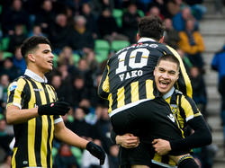 Valeri Qazaishvili (#10) krijgt na het scoren van de 0-2 tijdens het competitieduel met FC Groningen de felicitaties van zijn ploeggenoten (20-03-2016).
