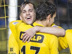 Mats Seuntjens (l.) omhelst collega-spits Enes Ünal na de 5-2 tegen Jong PSV. Het is echter geen speler van NAC Breda die scoort, maar de goal komt tot stand via PSV'er Agustine Loof. (15-04-2016)