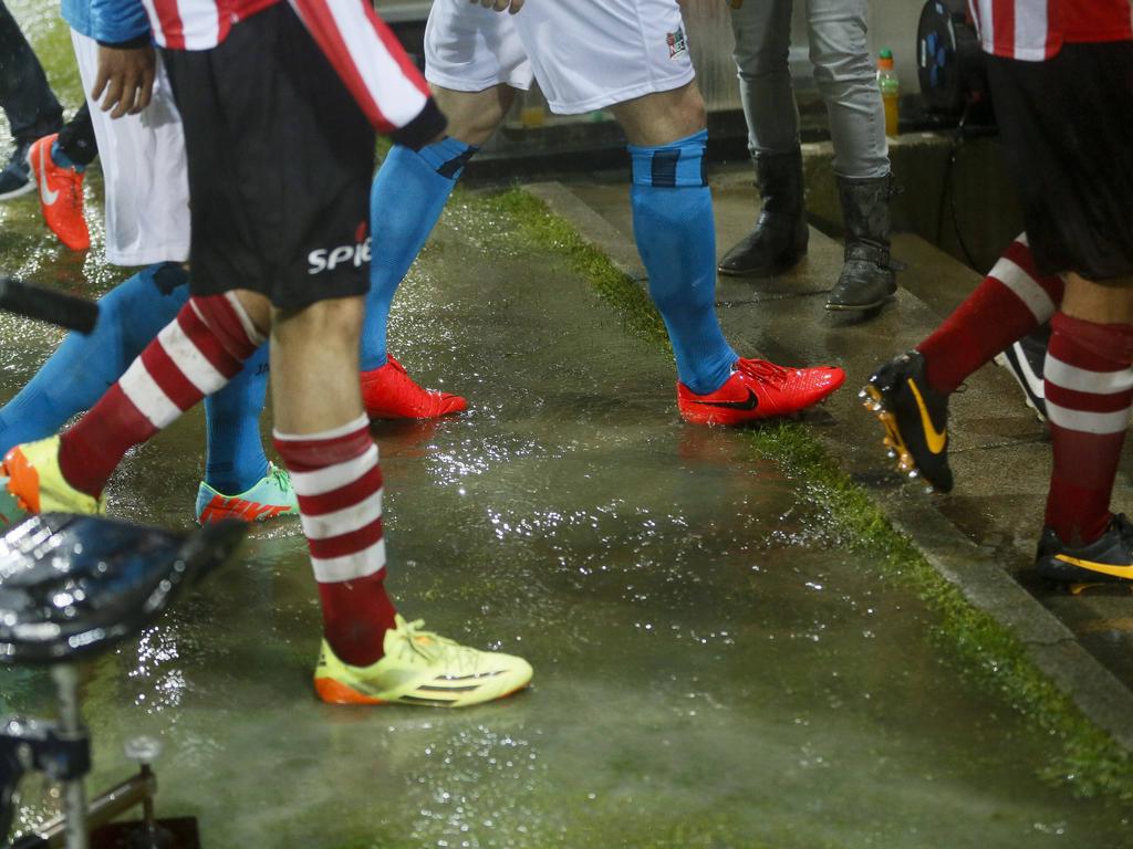 De aanhoudende regen leidde tot een onbespeelbaar veld in Het Kasteel, tijdens de wedstrijd tussen Sparta en NEC Nijmegen. (8-5-2014)