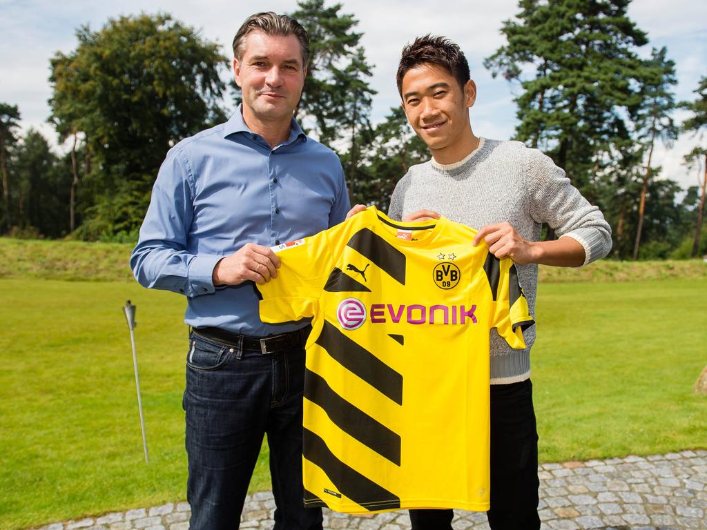 Borussia Dortmunds Sportdirektor Michael Zorc (l.) ist stolz, Shinji Kagawa zu präsentieren