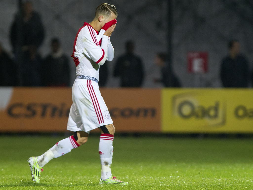 Vaclav Černý verbergt zijn gezicht in het shirt van Ajax als hij een kans heeft gemist in de Youth League. (04-11-2014)
