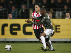 Memphis (r.) heeft tegen FC Dordrecht zijn dag niet. De flankspeler heeft het moeilijk en wordt hier afgestopt door Jeffry Fortes. (06-12-2014)