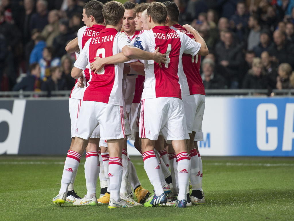 De spelers van Ajax vieren gezamenlijk een doelpunt tijdens het Champions League-duel met APOEL Nicosia. (10-12-2014).