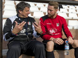 Rens van Eijden in gesprek met trainer Ruud Brood na afloop van de training in Zuid Spanje. (08-01-15)