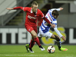 Dico Koppers (l.) zet Jerry van Ewijk van zich af tijdens Jong FC Twente - De Graafschap. (23-02-2015)