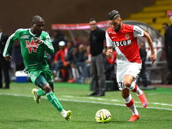 Landry N'Guemo (izq.) y Yannick Ferreira-Carrasco del AS Monaco durante un lance del encuentro. (foto: 