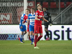 Hakim Ziyech baalt na een gemiste kans tijdens FC Twente - PEC Zwolle. (14-03-2015)
