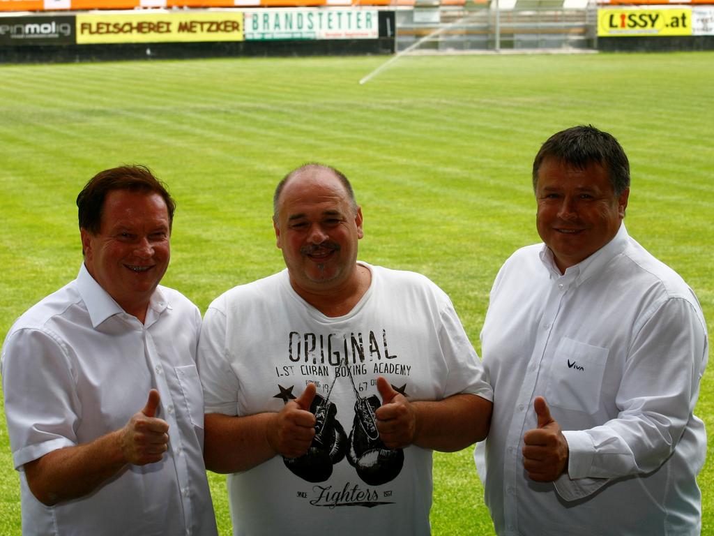 Präsident Manfred Tromayer (l.) und Legende Bernd Dallos (r.) begrüßen Andreas Reisinger (m.) als neuen Cheftrainer des Wiener Sportklubs
