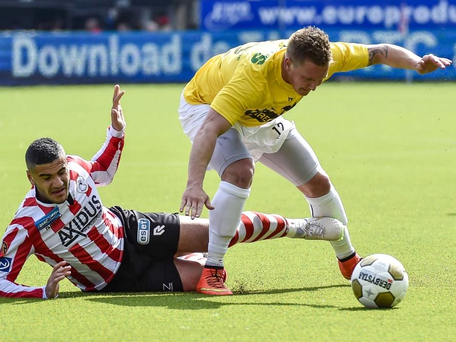 Kevin van Essen (r.) is Huseyin Dogan (l.) te snel af tijdens het competitieduel Sparta Rotterdam - SC Telstar. (19-04-2015)