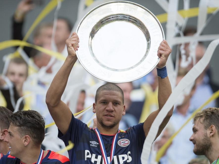 Jeffrey Bruma toont de Johan Cruijff Schaal na afloop van FC Groningen - PSV. (02-08-2015) Jeffrey Bruma toont de Johan Cruijff Schaal na afloop van FC Groningen - PSV. (02-08-2015)