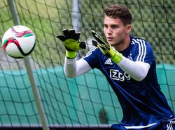 Mickey van der Hart pakt heel beheerst een schot op de training van Ajax. (29-06-2015)