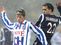 Juanfran (r.) probeert Klaas Jan Huntelaar van de bal te zetten tijdens sc Heerenveen - Ajax. (30-12-2005)