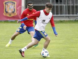 Héctor Bellerín heeft de bal tijdens een training van de Spaanse nationale ploeg (30-05-2016).