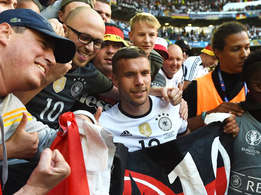 Podolski wurde nach dem Spiel von den Fans gefeiert