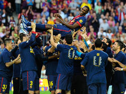 Abidal es manteado por sus compañeros en su despedida del Barça. (Foto: Getty)