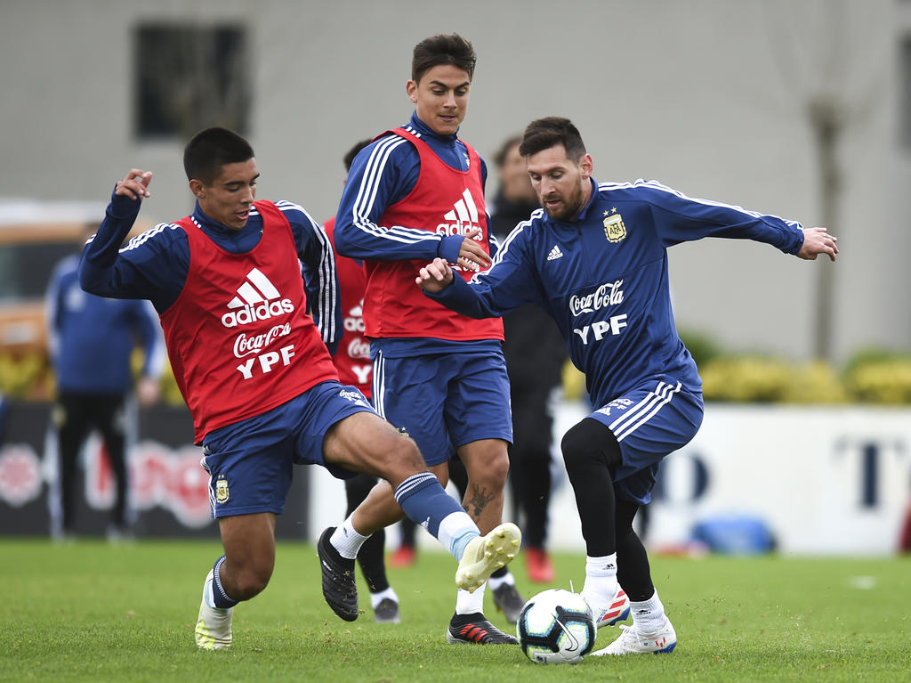Messi lleva la pelota en un entrenamiento reciente.