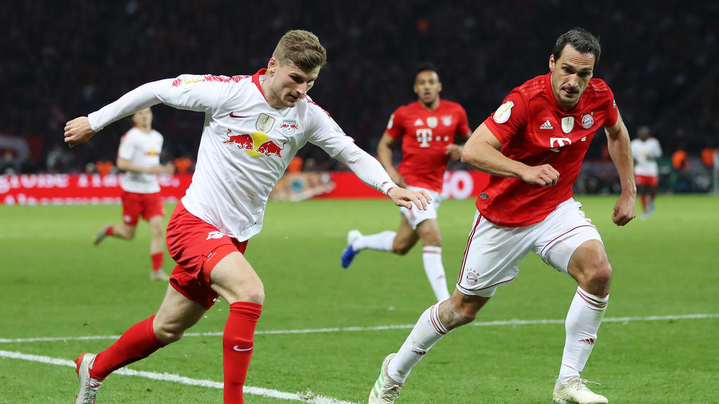 Leipzigs Timo Werner (l.) im Duell mit Mats Hummels vom FC Bayern