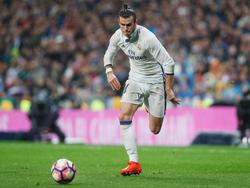 Gareth Bale trekt een sprint met de bal aan zijn voet tijdens het competitieduel Real Madrid - Athletic Bilbao (23-10-2016).