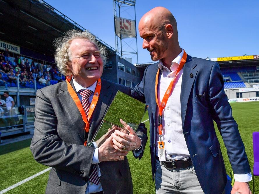 Wim Jansen (l.) en Erik ten Hag (r.) kunnen lachen tijdens het trainerscongres in Zwolle (06-05-2016).