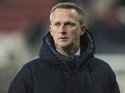 AZ-trainer John van den Brom kan het na afloop niet geloven: zijn ploeg geeft in de slotfase de winst uit handen tegen Sparta. (21-01-2017)