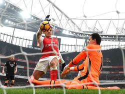 Alexis Sánchez breekt de ban voor Arsenal: in het duel met Hull City is de spits tweemaal trefzeker. Hier zorgt hij, via zijn arm, voor de 1-0. (11-02-2017)
