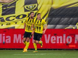 VVV-Venlo heeft het lastig tegen Almere City, maar Ralf Seuntjens (l.) schiet zijn ploeg te hulp. Hij maakt de belangrijke 2-2. (07-04-2017)