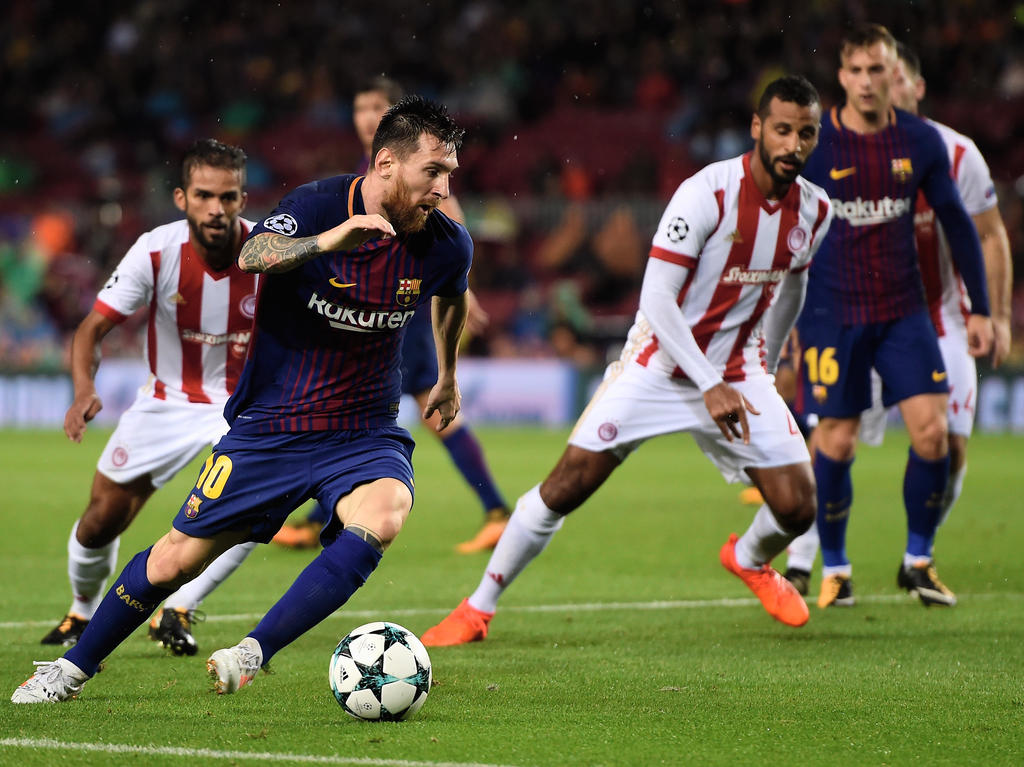 Messi lleva el cuero en el partido de ida en el Camp Nou. (Foto: Getty)