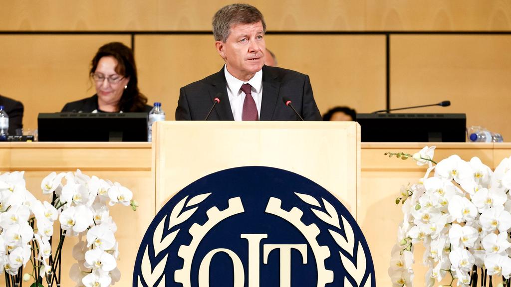 Guy Ryder, Generalsekretär der Internationalen Arbeitsorganisation (IAO), an einem Rednerpult mit dem Logo der UN-Sonderorganisation (Organisation Internationale du Travail)