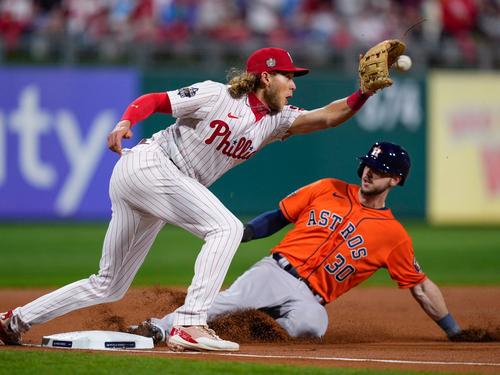 Kyle Tucker von den Houston Astros ist sicher an der dritten Base hinter Alec Bohm, dem dritten Baseman der Philadelphia Phillies