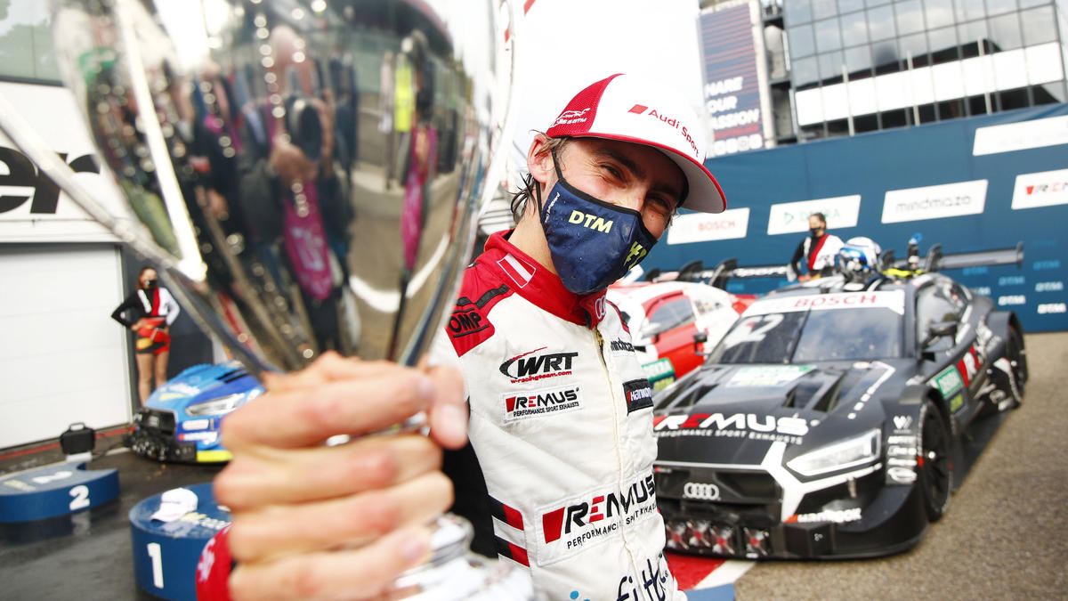 Ferdinand Habsburg präsentiert stolz seinen ersten DTM-Pokal Ferdinand Habsburg präsentiert stolz seinen ersten DTM-Pokal