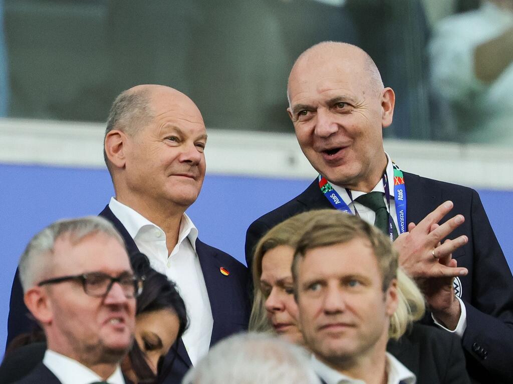 DFB-Präsident Bernd Neuendorf (r) und Bundeskanzler Olaf Scholz verfolgten das Spiel der DFB-Elf gegen die Schweiz