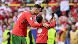 Ein Junge, der als Flitzer auf das Spielfeld gerannt ist, macht mit Portugals Cristiano Ronaldo ein Selfie