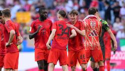 Auch Jonathan Asp Jensen (r.) verlässt den FC Bayern