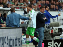 Nicklas Bendtner (M.) scheint die Nerven seines Trainers Dieter Hecking (r.) endgültig überstrapaziert zu haben