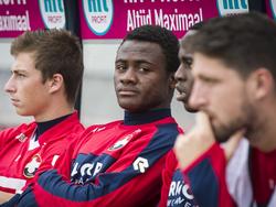In afwachting van een werkvergunning of Europees paspoort moet Asumah Abubakar (m.) zich richten op oefenwedstrijden. De nieuweling bij Willem II zit hier echter op de bank tegen KAA Gent. (03-09-2015)