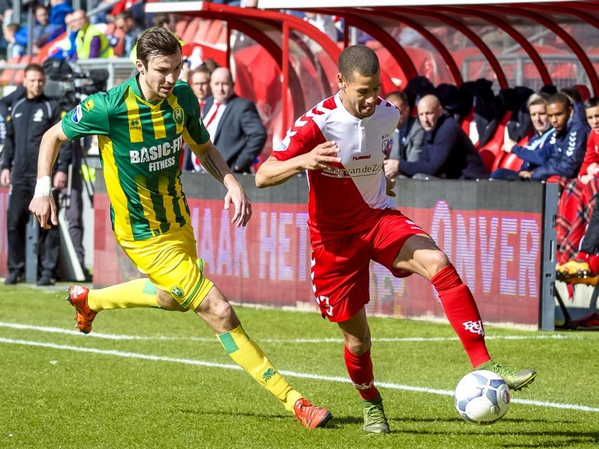 Mike Havenaar (l.) is in de achtervolging op Ramon Leeuwin. De verdediger van FC Utrecht is geconcentreerd om de bal binnen te houden. (13-03-2016)