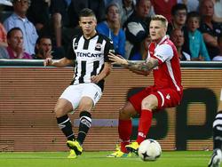 Bryan Linssen (l.) in duel met Mattias Johansson (r.) tijdens Heracles Almelo - AZ Alkmaar. (9-8-2014)