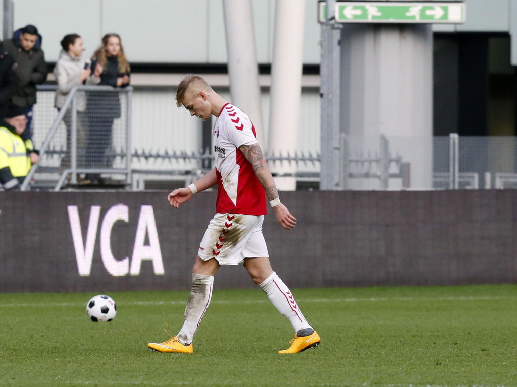 Timo Letschert loopt na opnieuw een nederlaag van FC Utrecht teleurgesteld van het veld. Ditmaal gaat de ploeg onderuit tegen PEC Zwolle. (01-02-2015)