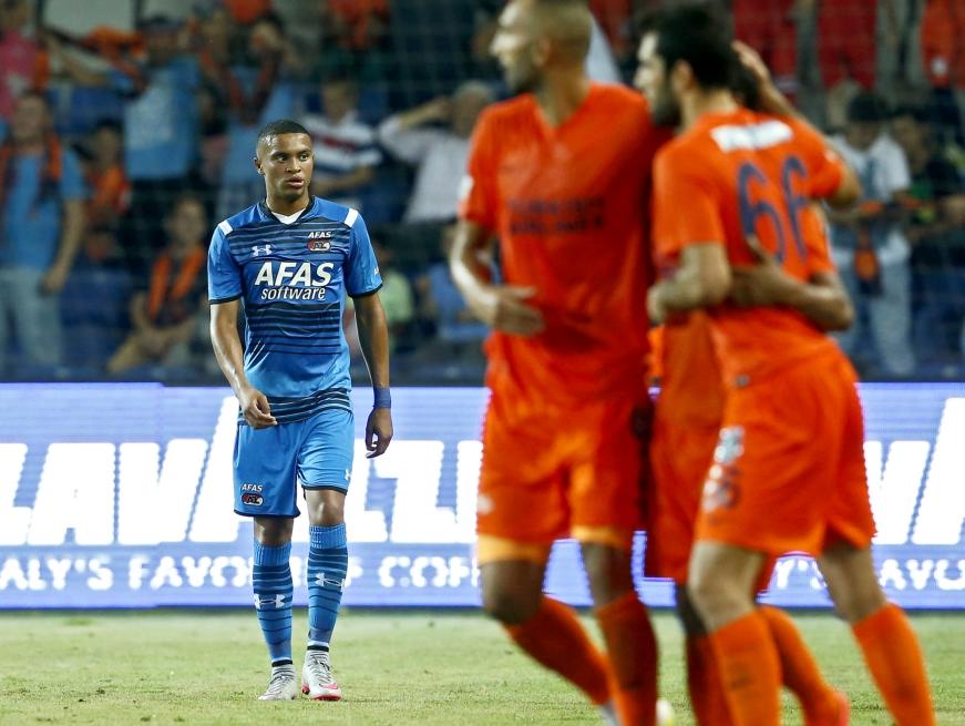 Vlak voor rust weet Medipol Başakşehir F.K. te scoren tegen AZ. Dabney dos Santos (l.) kan zijn teleurstelling niet verbergen. (06-08-2015)