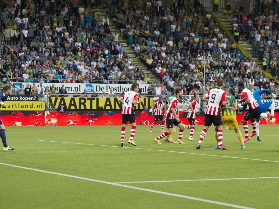 Hét moment van de wedstrijd. Martin Hansen (r.) raakt de bal op wonderbaarlijke wijze met de hak en verschalkt op die wijze Jeroen Zoet (l.). Het betekent de 2-2 in de wedstrijd ADO Den Haag - PSV. (11-08-2015)