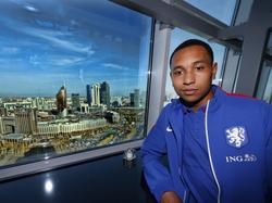 Kenny Tete poseert voor een panorama van Astana, een stad in Kazachstan. De rechtsback is met het Nederlands elftal aanwezig in het land voor de kwalificatiewedstrijd. (08-10-2015)