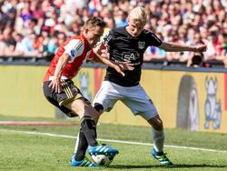 Lucas Woudenberg (r.) vecht een duel uit met Jens Toornstra (l.) tijdens het competitieduel Feyenoord - NEC Nijmegen (08-05-2016).