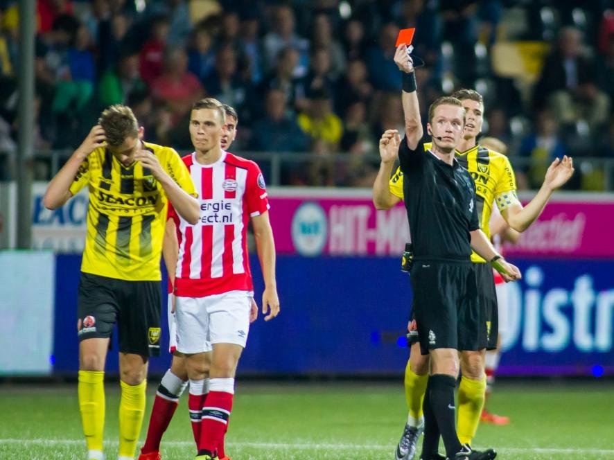 Clint Leemans (l.) wordt met rood van het veld gestuurd door scheidsrechter Ingmar Oostrom tijdens het competitieduel VVV-Venlo - Jong PSV (22-08-2016).