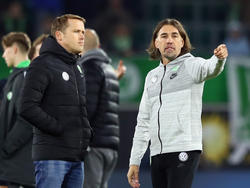 Olaf Rebbe (l.) steht hinter Trainer Martin Schmidt